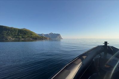 Een Rib-boot vaart langs de Noorse kust