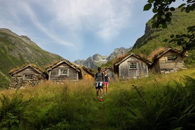 2 wandelaars voor een boerennederzetting in Noorwegen.