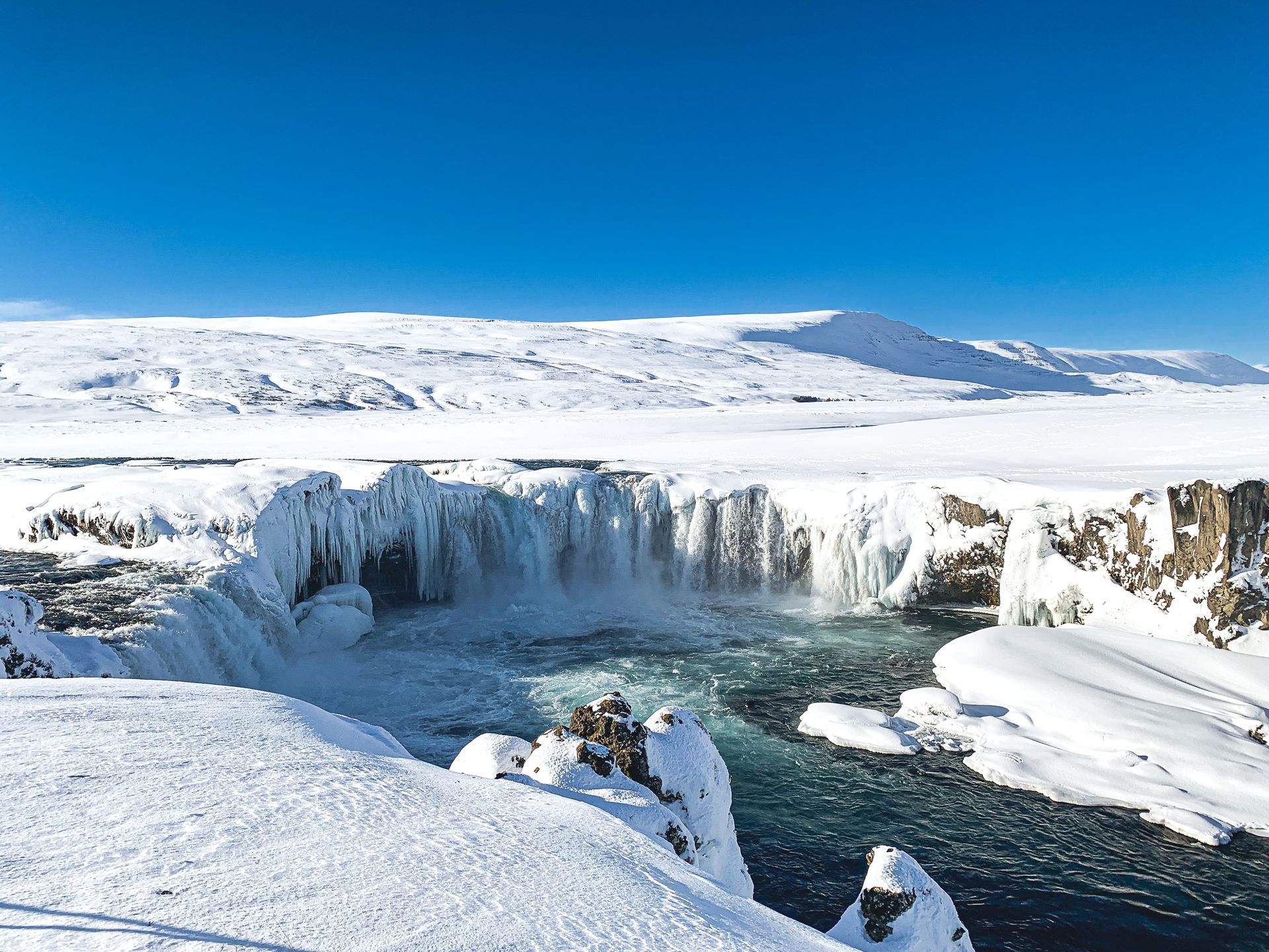 Een waterval in de winter op IJsland