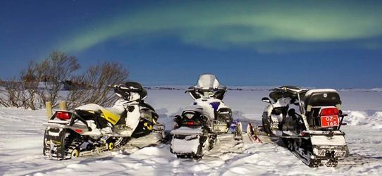 sneeuwscooteravontuur in de nacht op IJsland