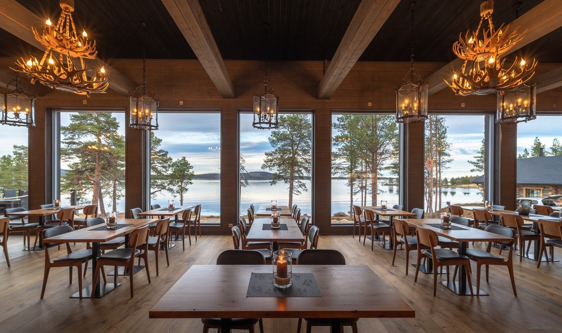 uitzicht vanuit het restaurant Wilderness hotel Inari Lapland