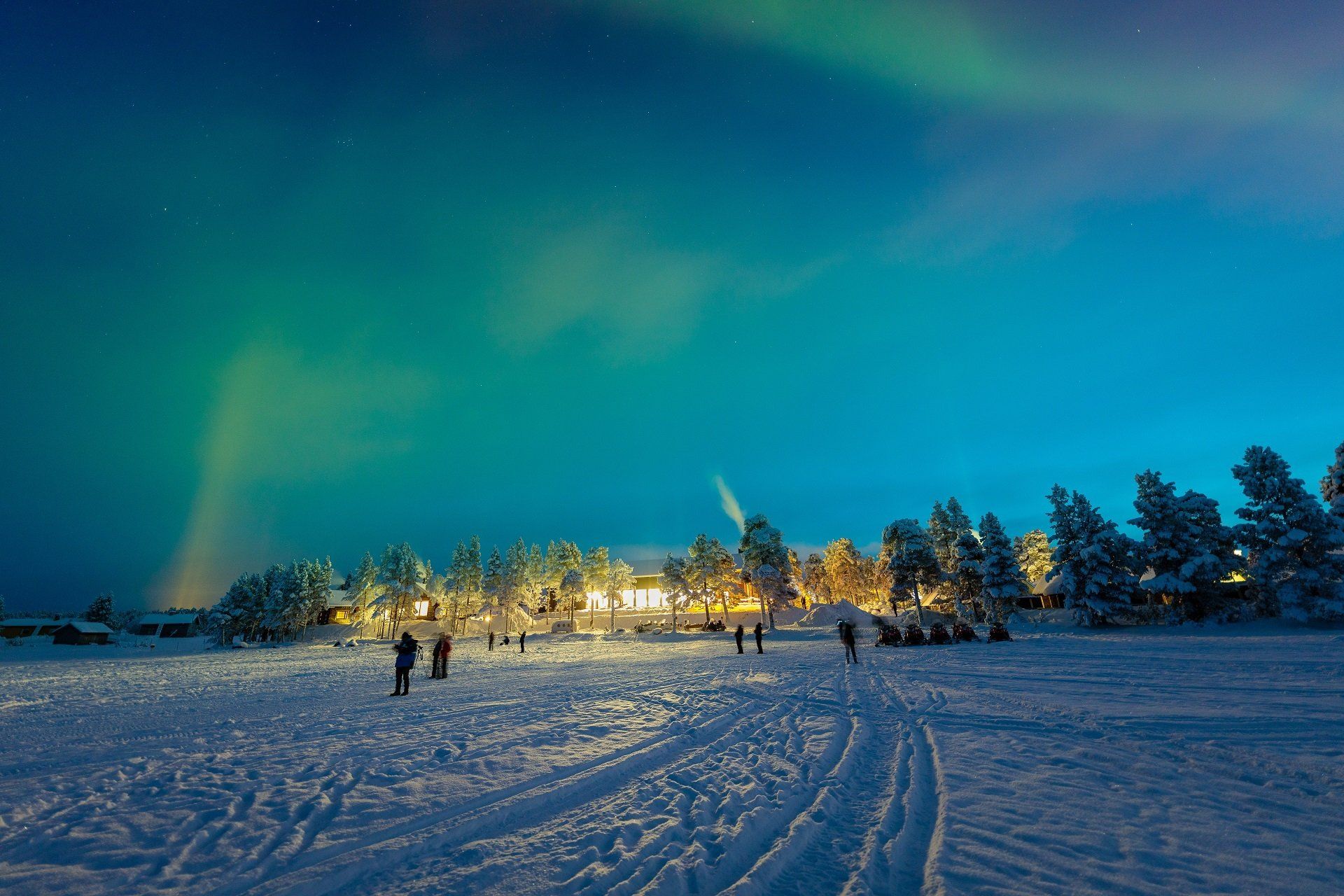 Noorderlicht op het meer bij Wilderness hotel Inari Lapland
