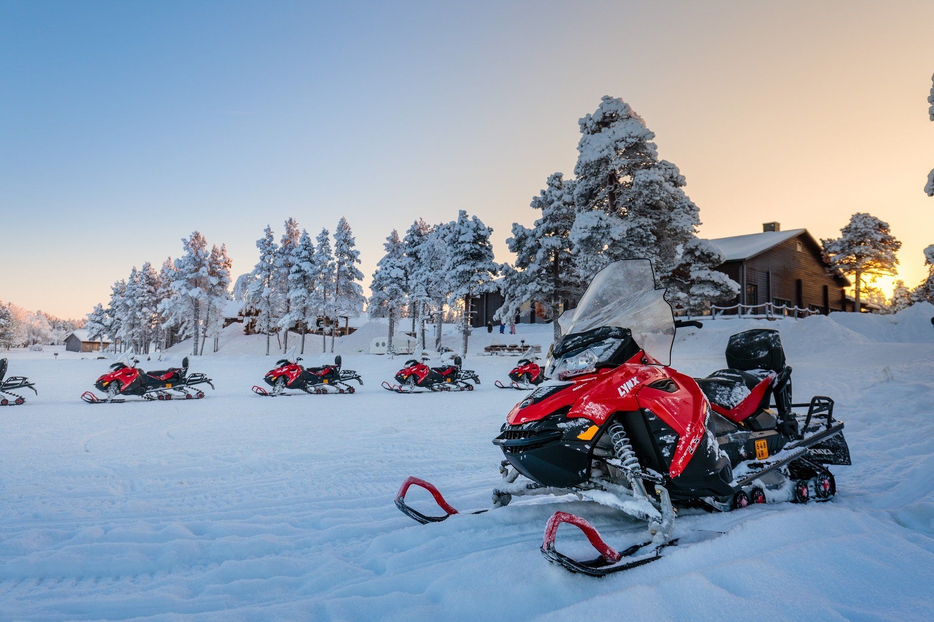 sneeuwscooter Wilderness hotel Inari Lapland