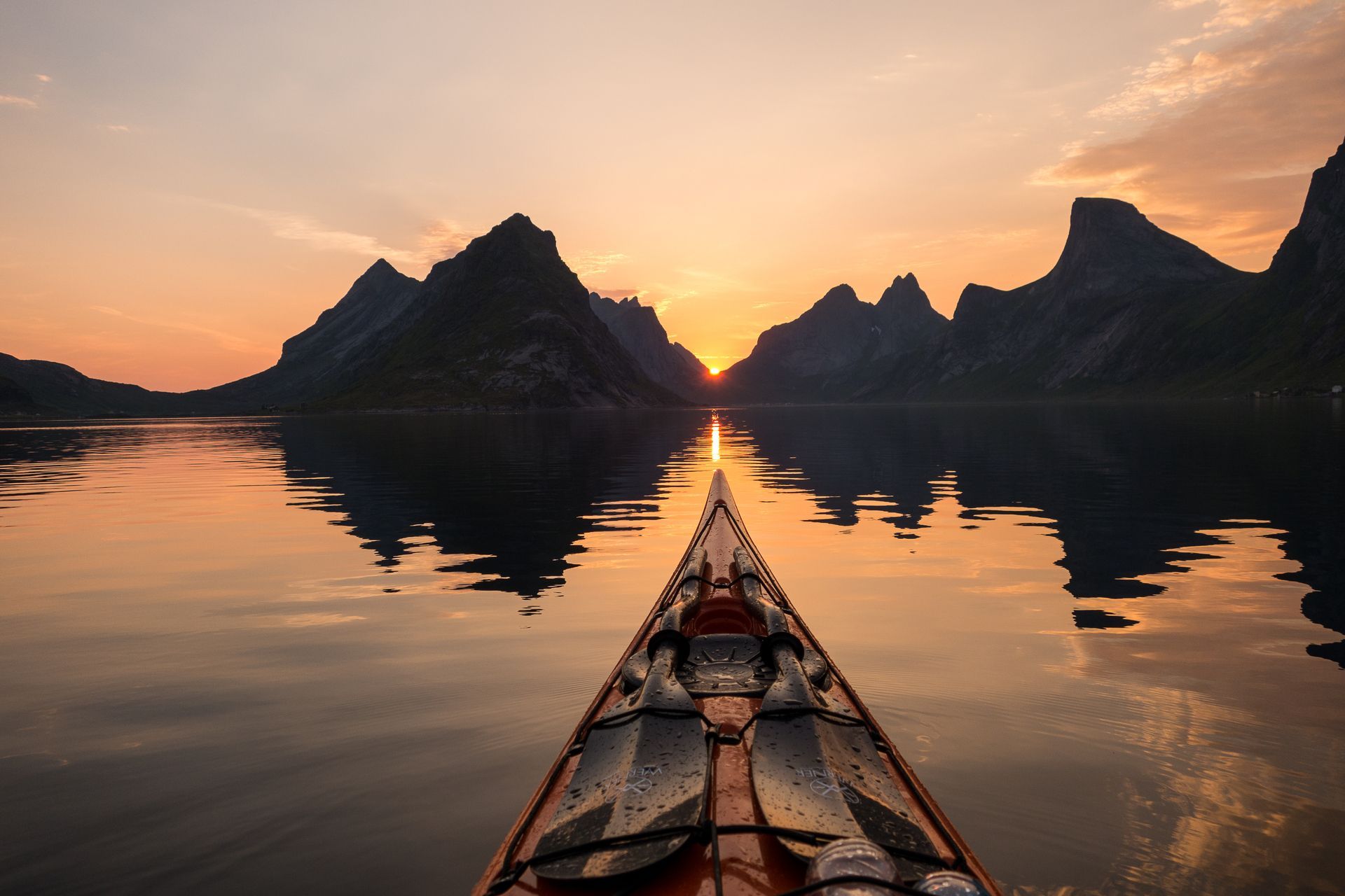 Kayak in de lofoten in Noorwegen