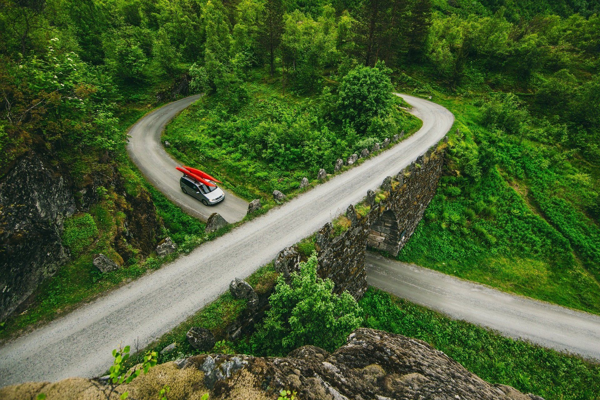 een auto die rondreist in Noorwegen