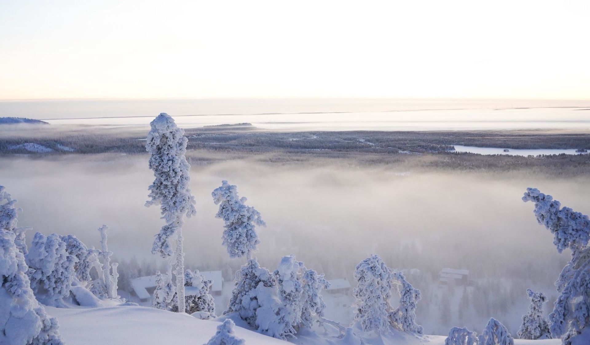 uitzicht vanaf Ruka Peak op besneeuwd Lapland