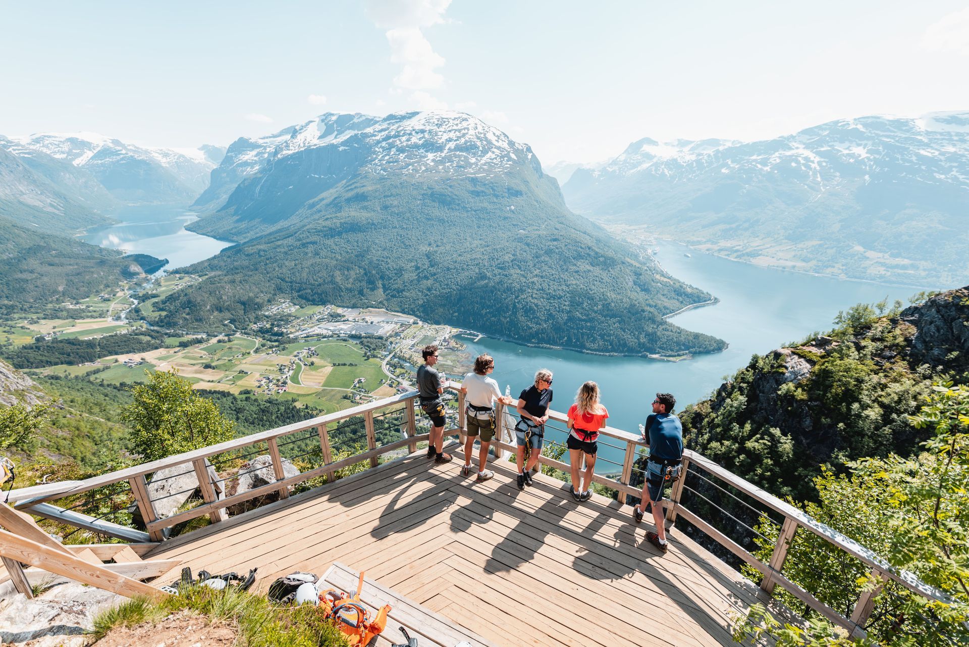 een gezin die uitkijkt op een fjord in Noorwegen