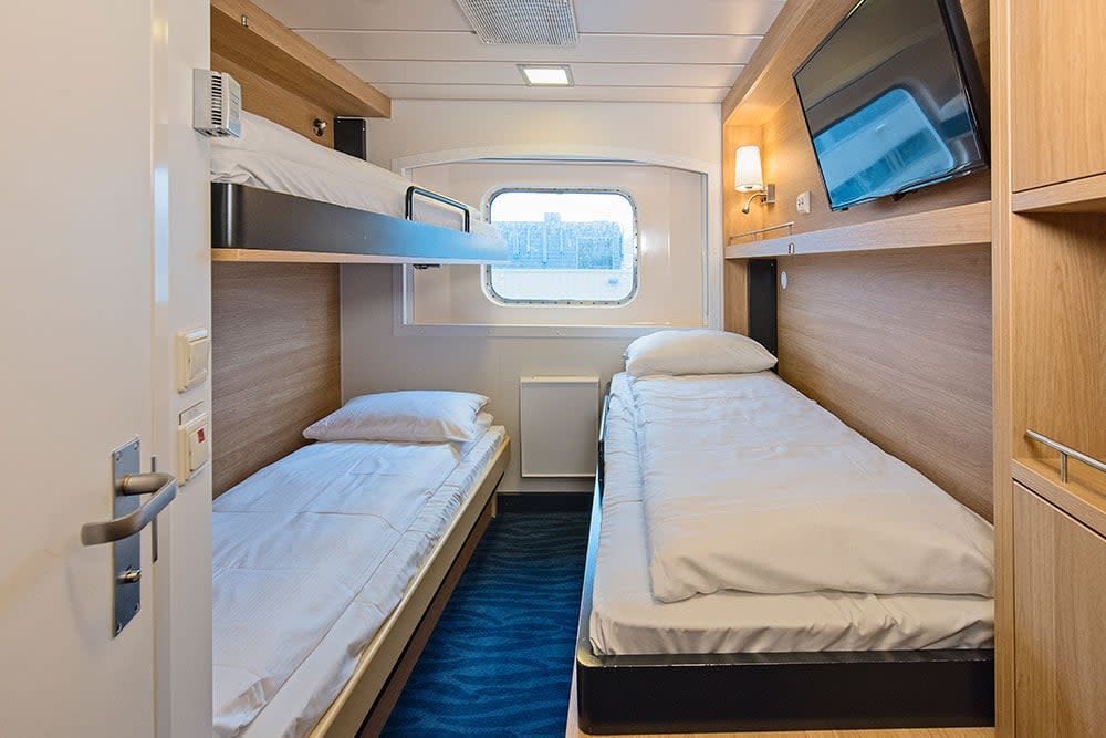 Opgemaakte bedden in Cabin O3 op de MS Kong Harald