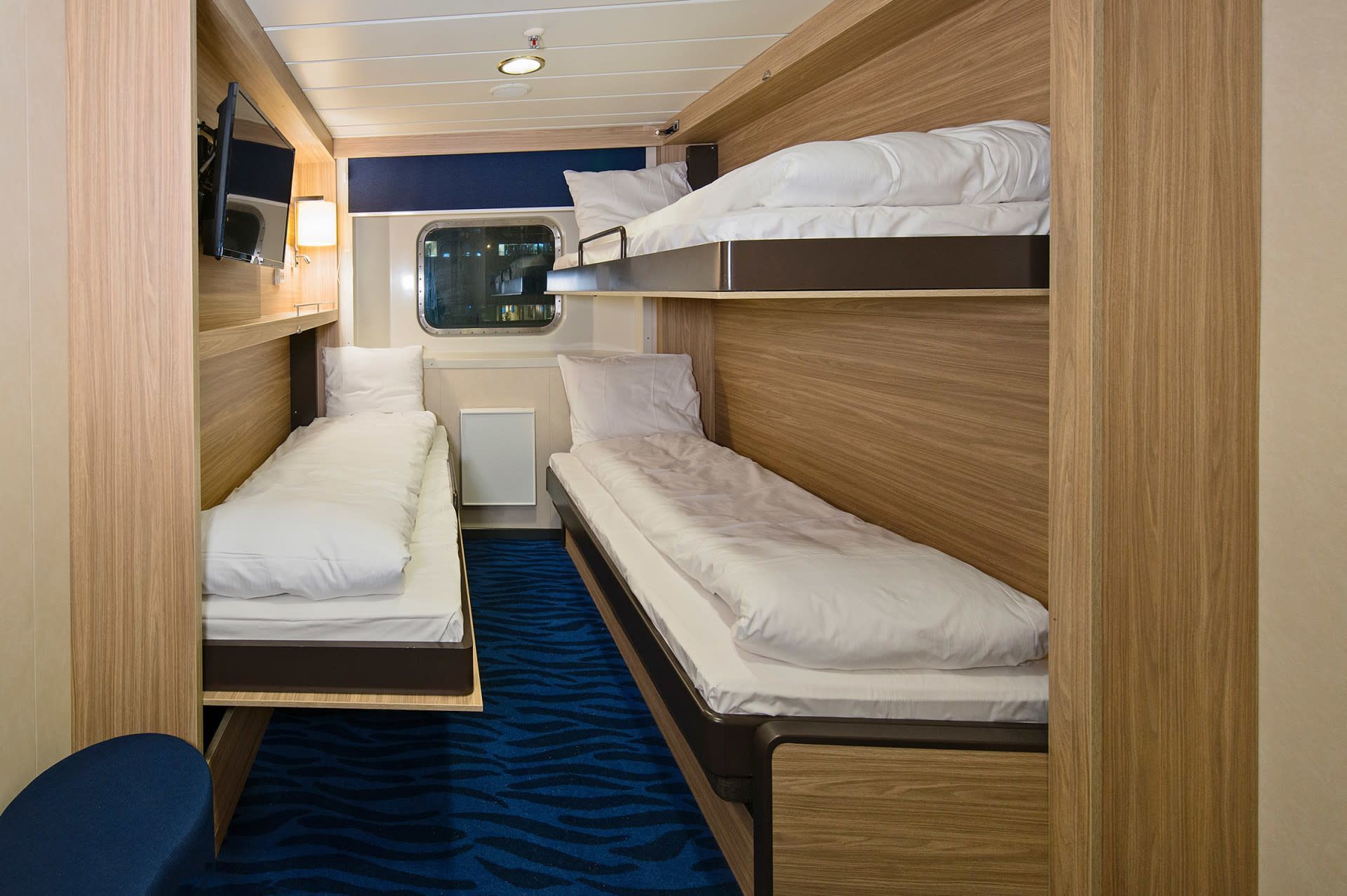 Opgemaakte bedden in cabin O3 op de MS Nordlys