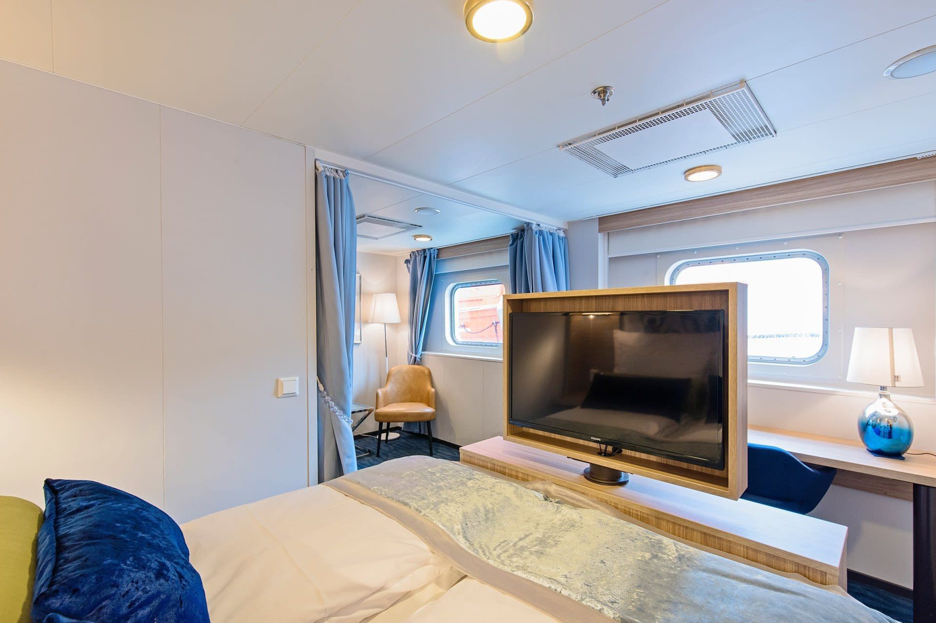 TV op cabin QJ op de MS Nordnorge