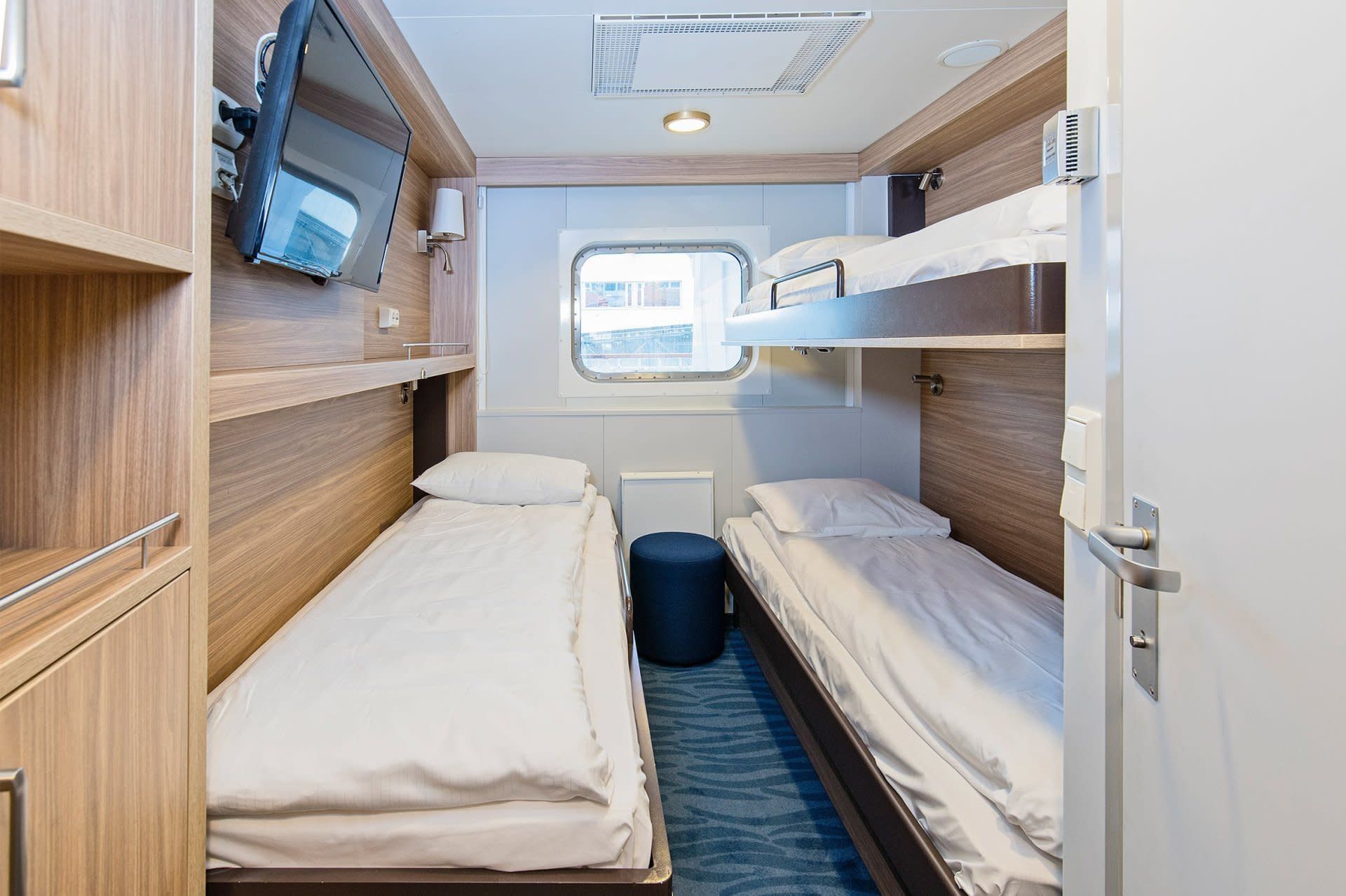 opgemaakte bedden in cabin J3 op de MS Nordnorge