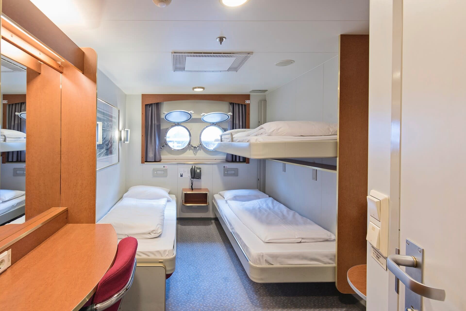 Opgemaakte bedden in cabin L3 op de MS Nordnorge