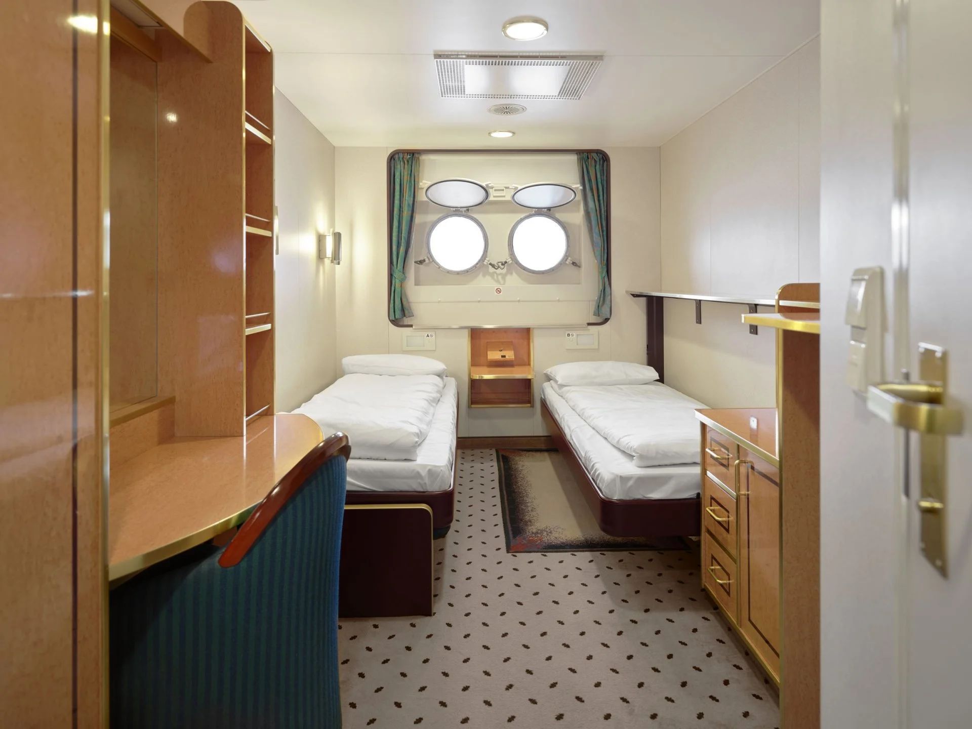 twee eenpersoonsbedden van cabin L2