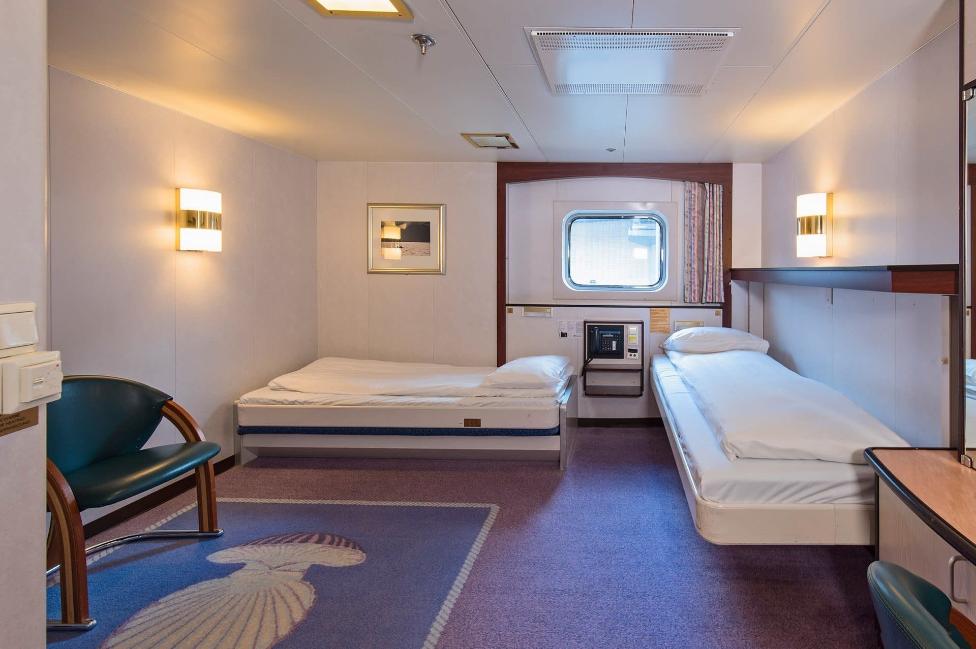 opgemaakte bedden cabin SD op de MS Polarlys