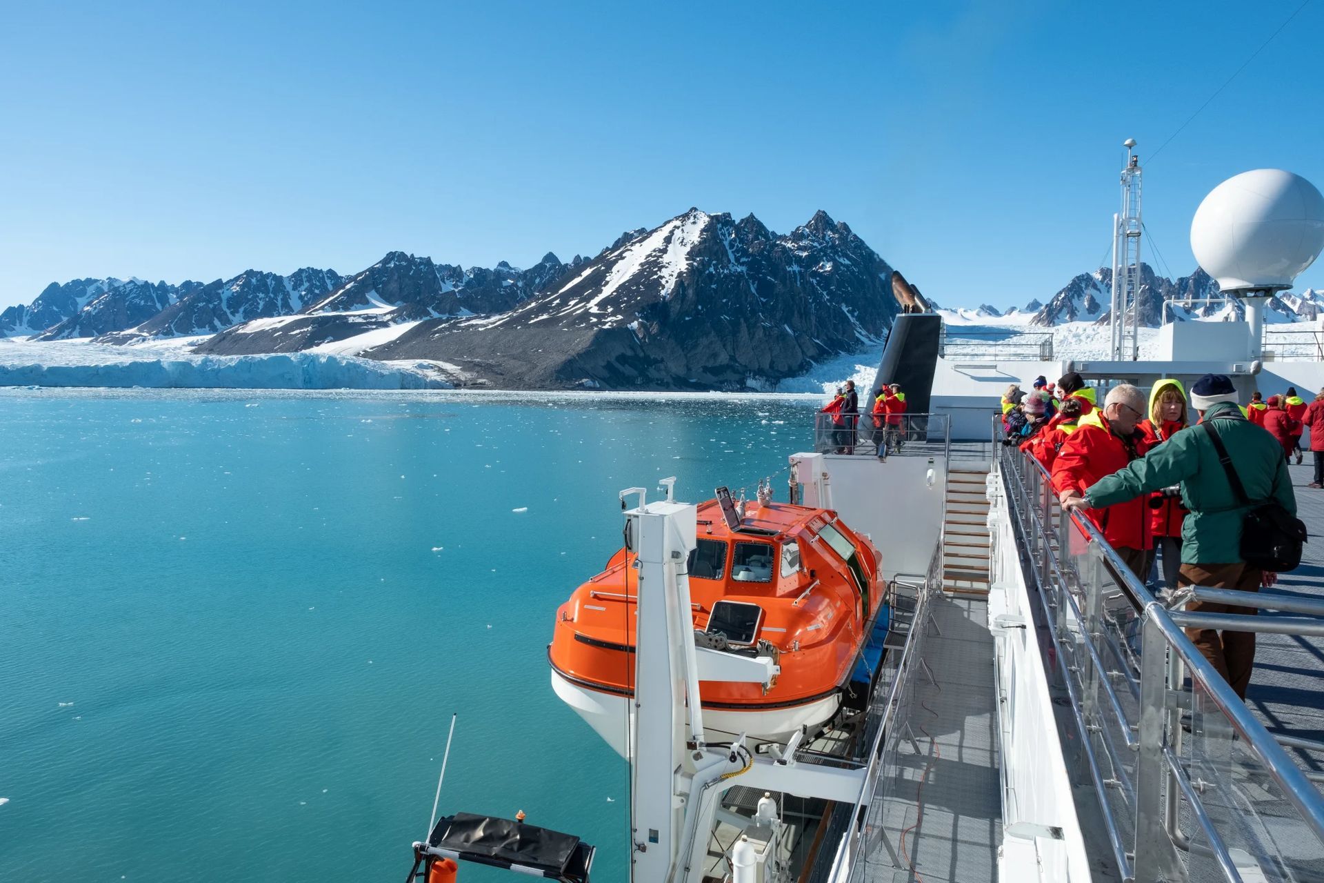 Bergen en gletsjer op Spitsbergen