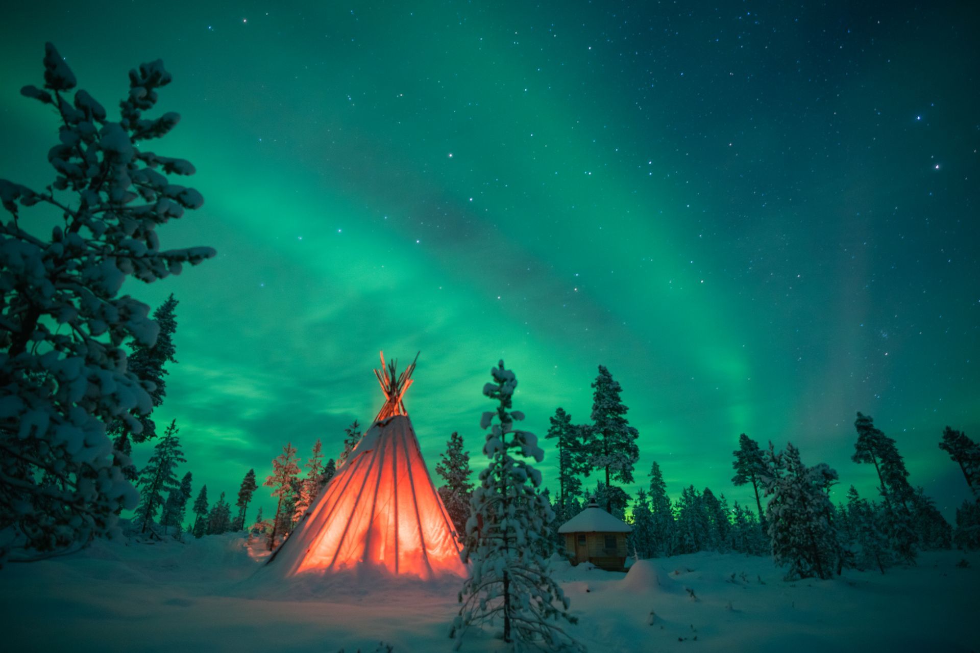 Het Noorderlicht kleurt de hemel in Lapland