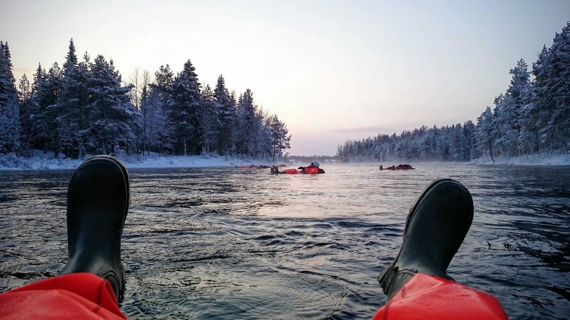 Riverfloating itijdens uw reis in de winter in Finland