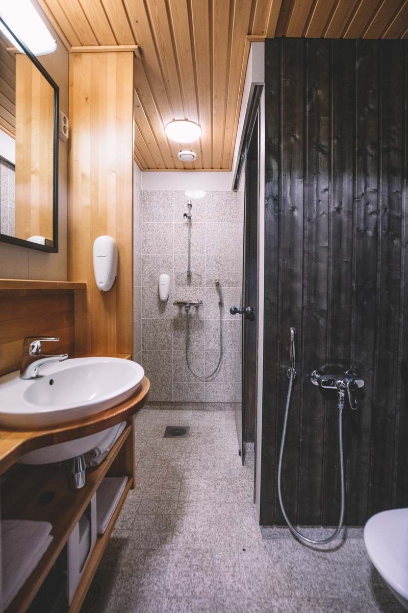 Standaard kamer badkamer in Santa's hotel Aurora in Luosto Lapland