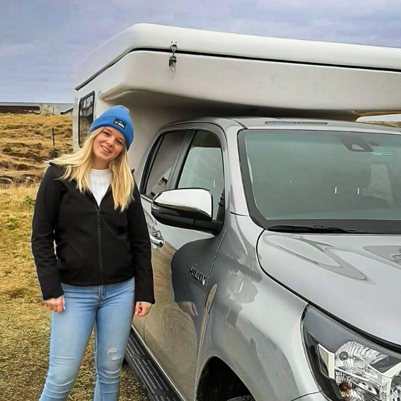 Sharon naast een camper op ijsland 