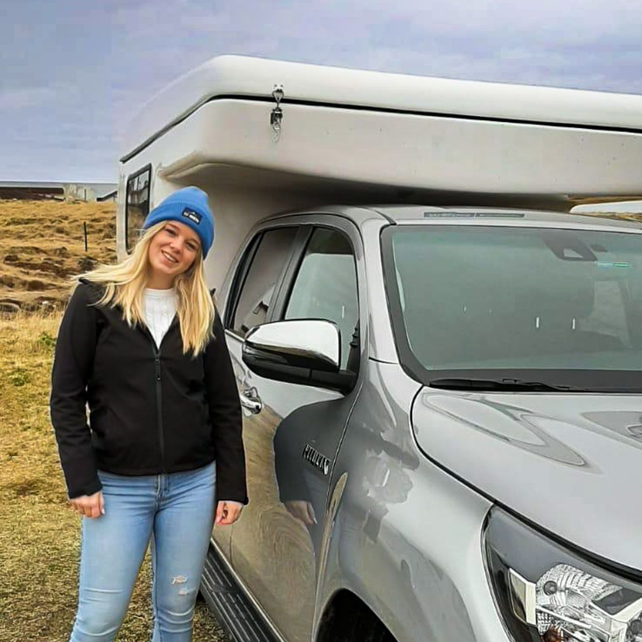 Sharon naast een camper op ijsland