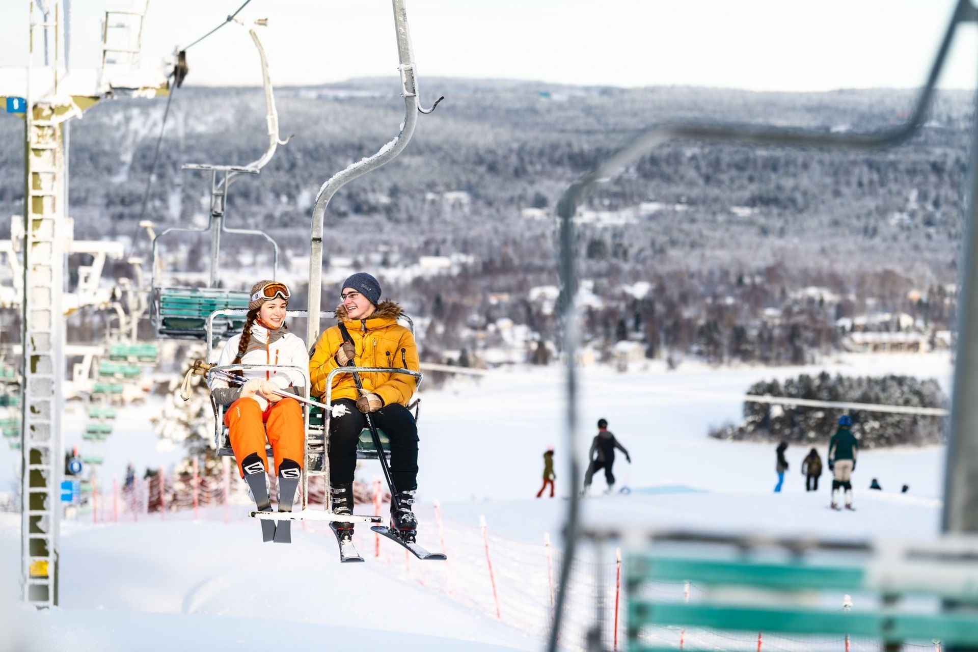 In de lift tijdens het skiën in Rovaniemi, Lapland