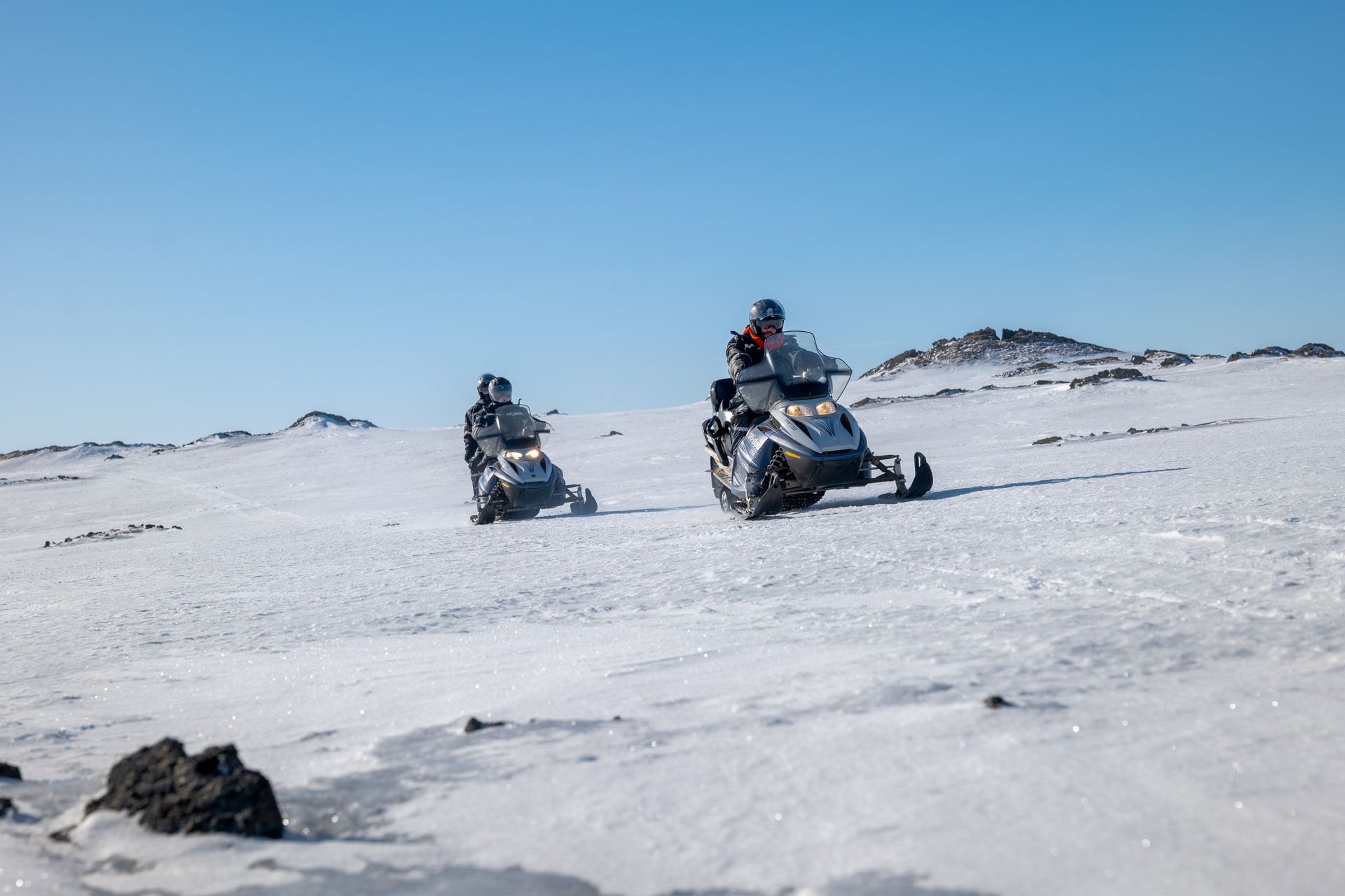 sneeuwscooteravontuur door de wildernis van IJsland