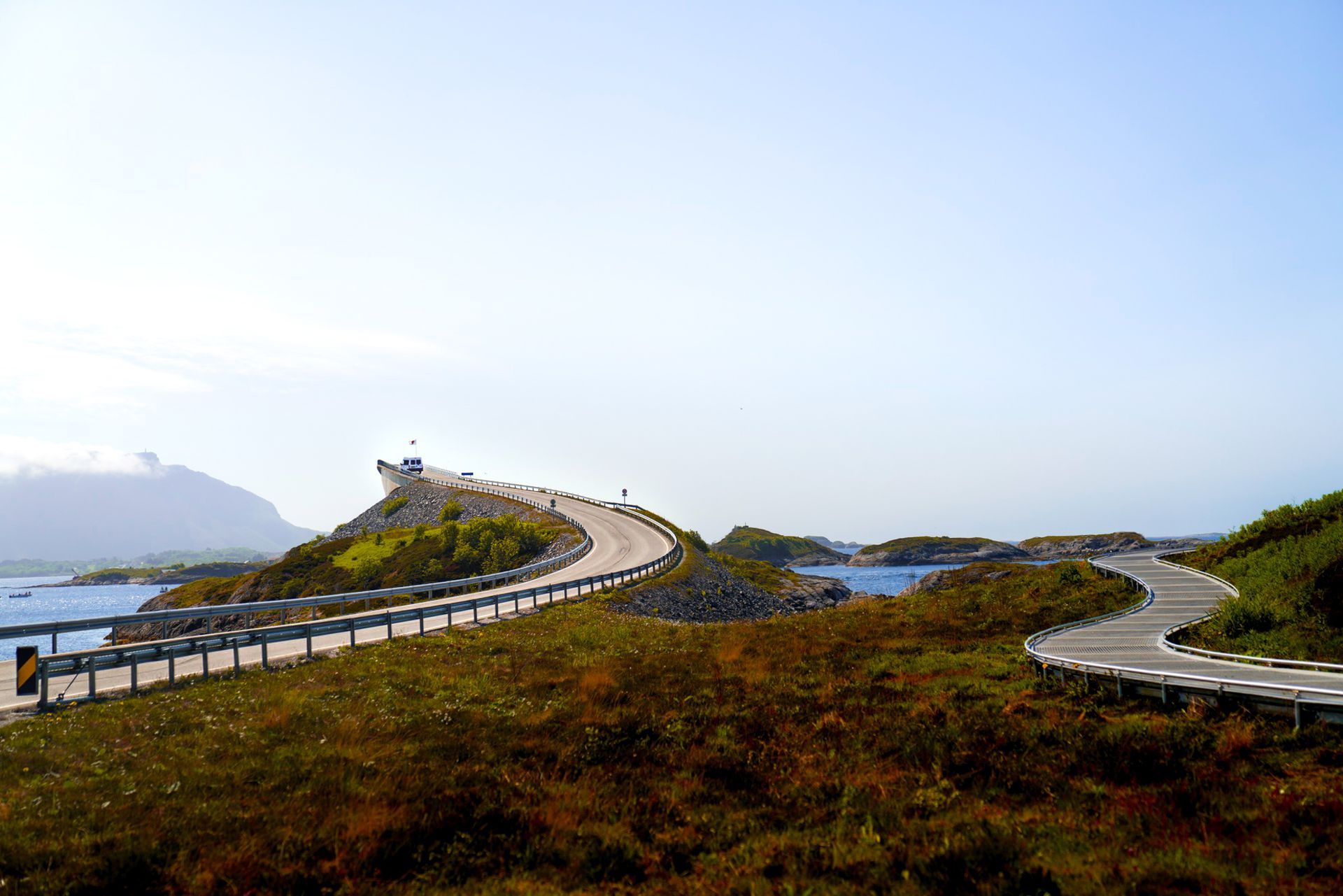 the atlantic road met in de verte een camper