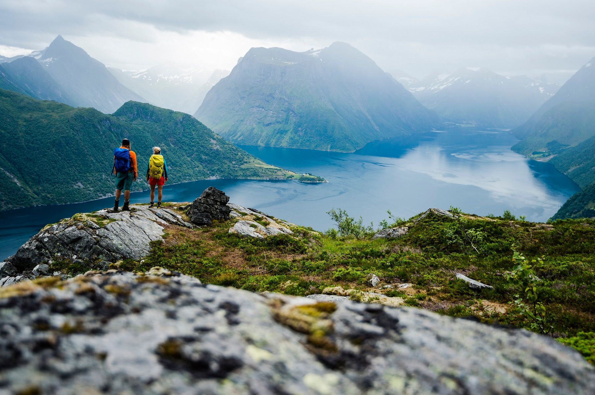 twee wandelaars die uitkijken op een fjord in Noorwegen