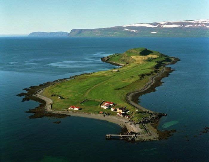 Een luchtfoto van een klein eiland midden in de oceaan