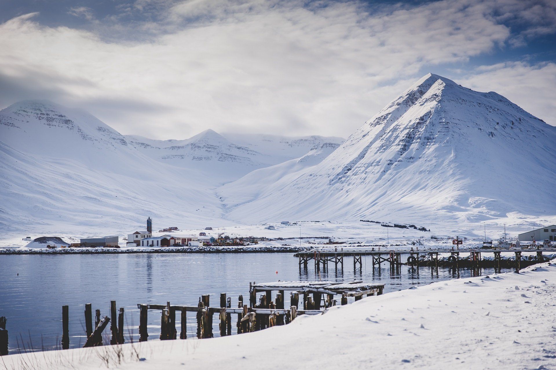 Fjord in de winter in IJsland
