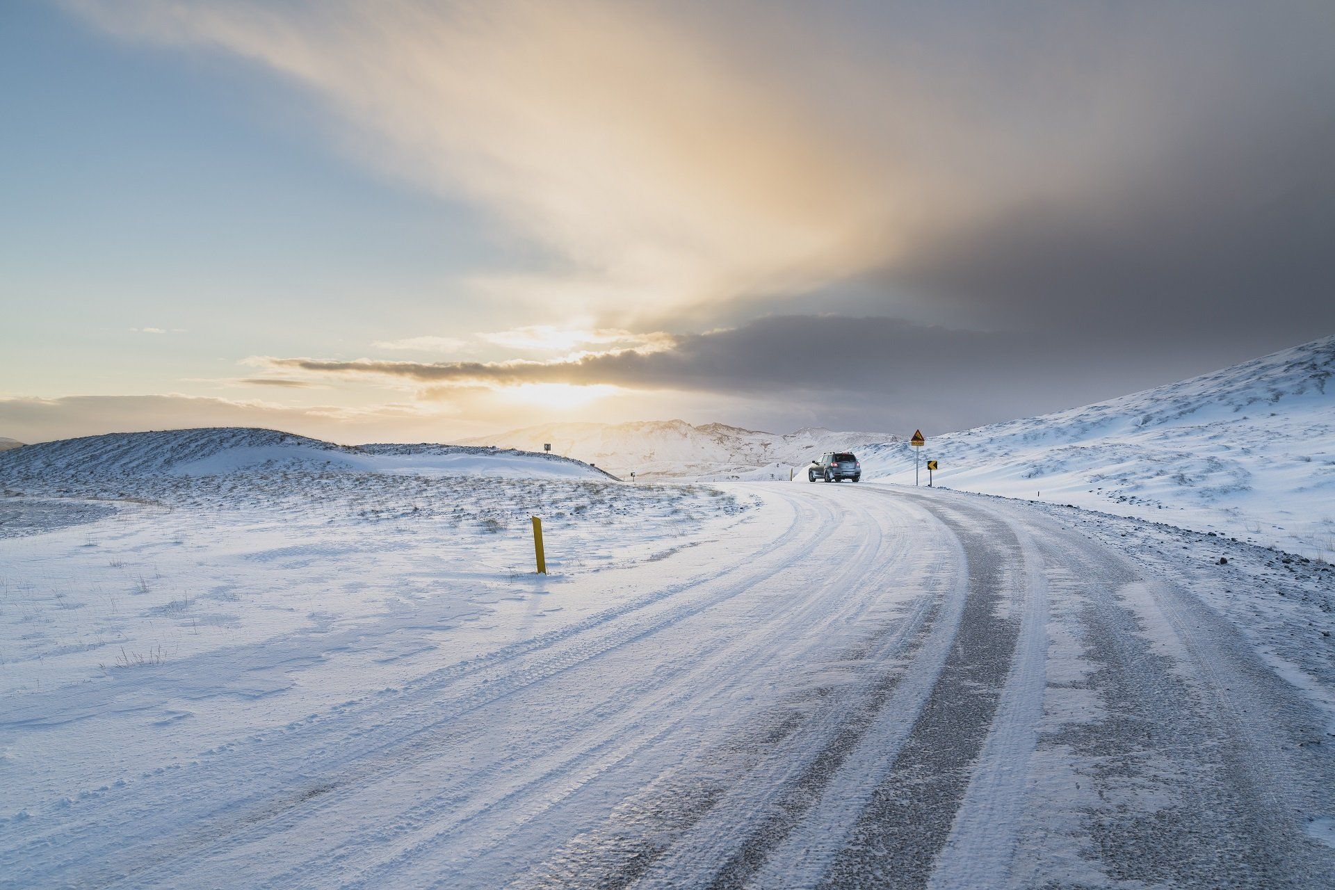 besneeuwde weg in de winter in IJsland