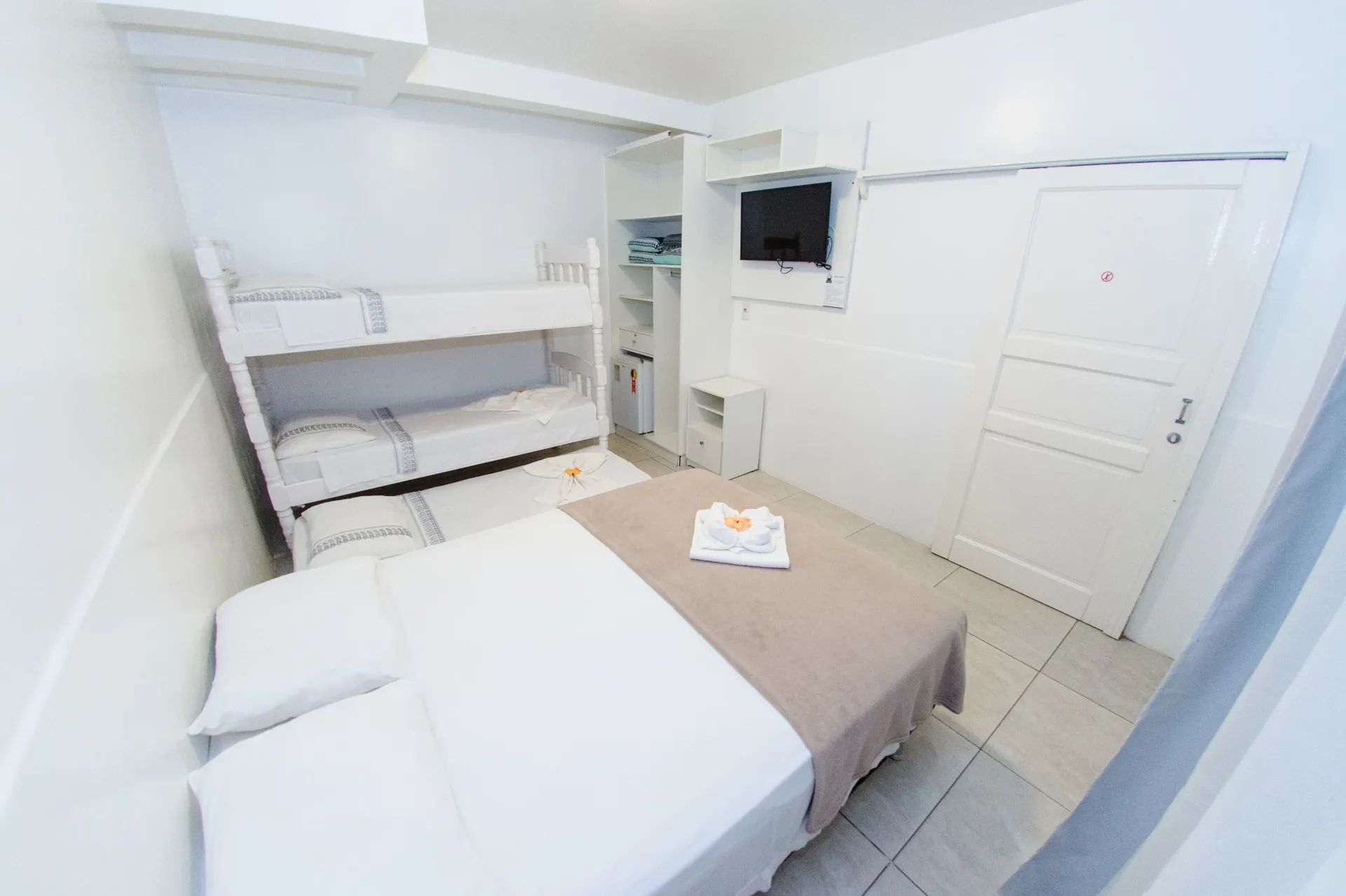 Há um beliche no meio do quarto.-Pousada-Nascer do Sol