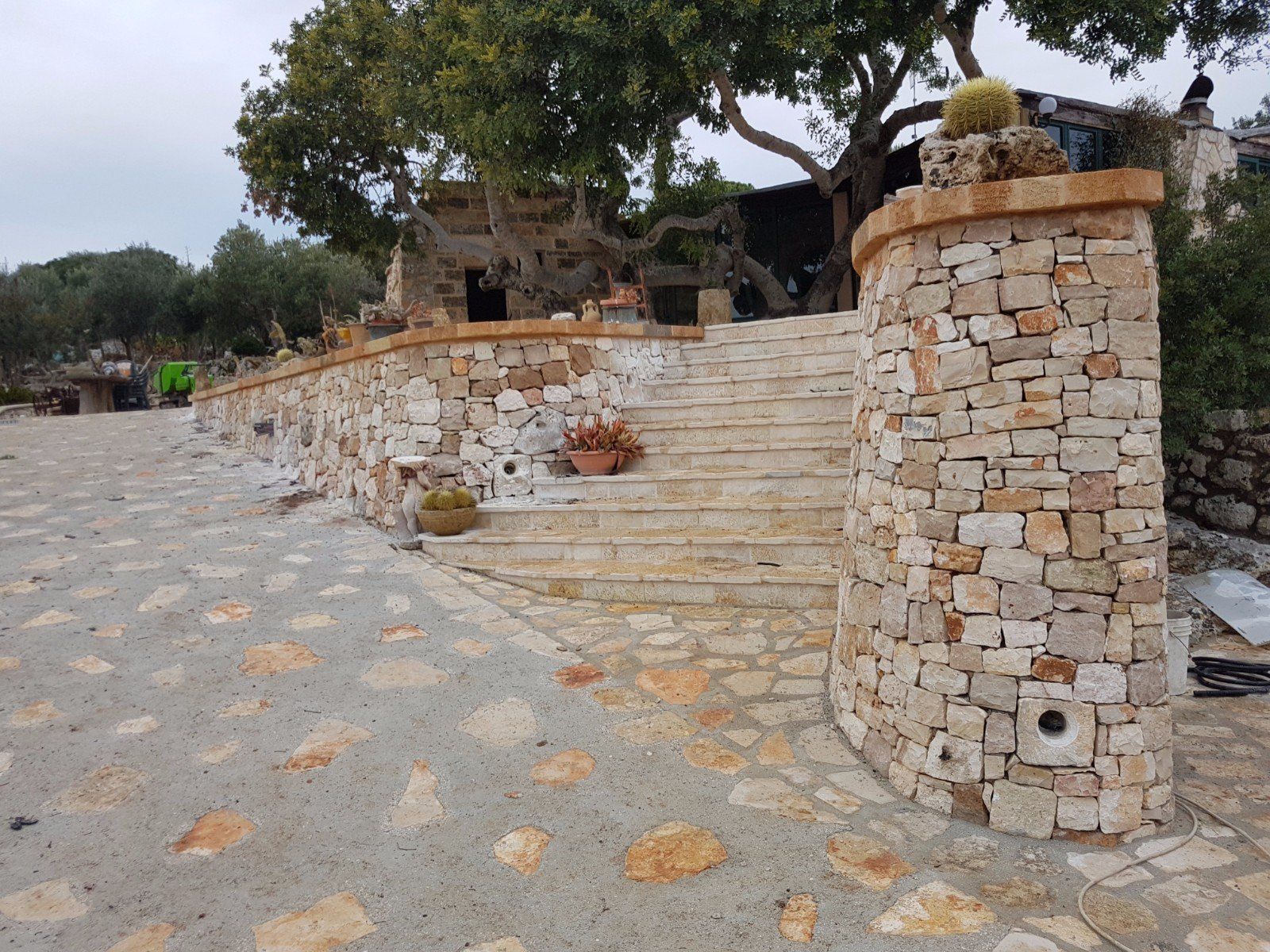 Muro e pavimento esterni in pietra
