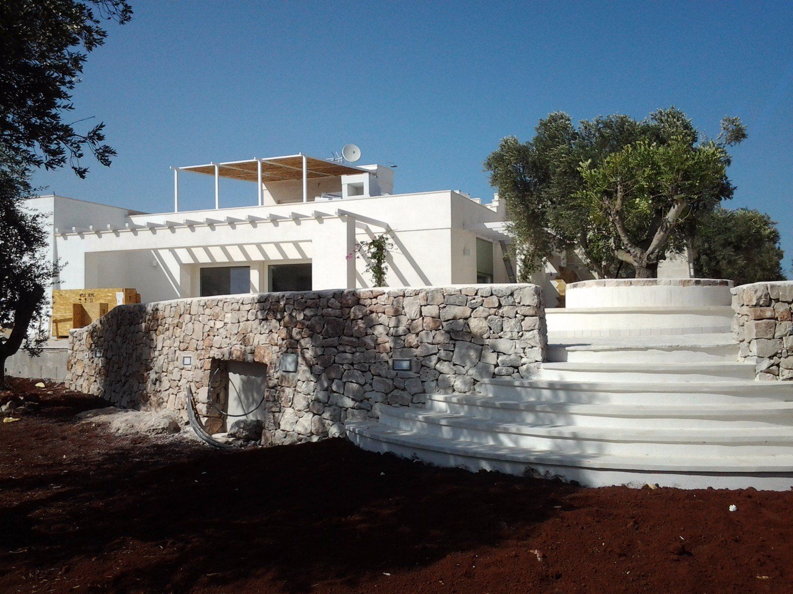 Scalinata esterna di villa in pietra bianca