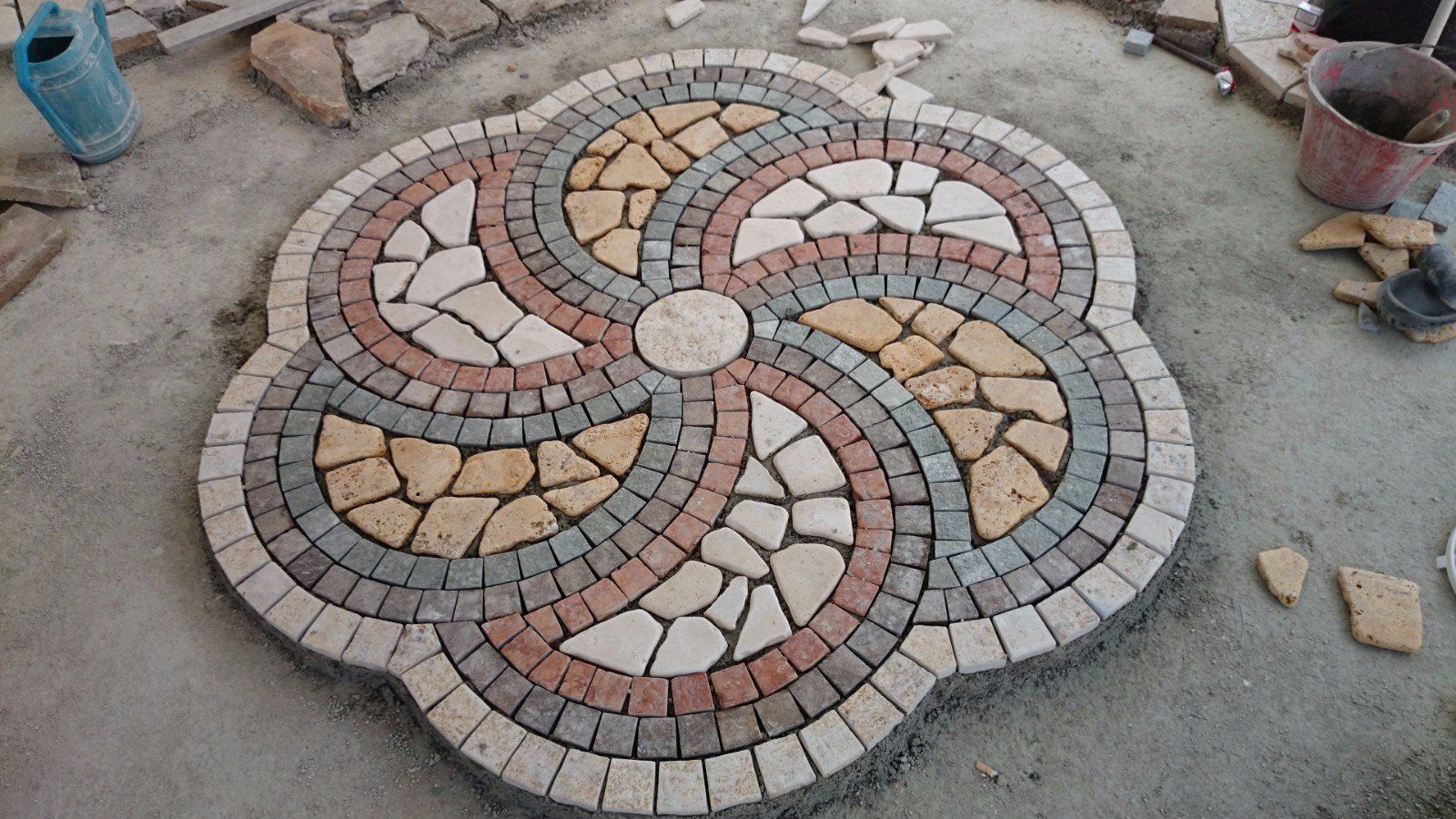 Pavimento esterno con mosaico a motivo floreale