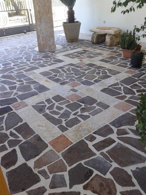 pavimento esterno a mosaico con motivo geometrico
