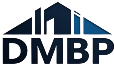 Logo con la forma di una casa blu scuro e le lettere DMBP in bianco.