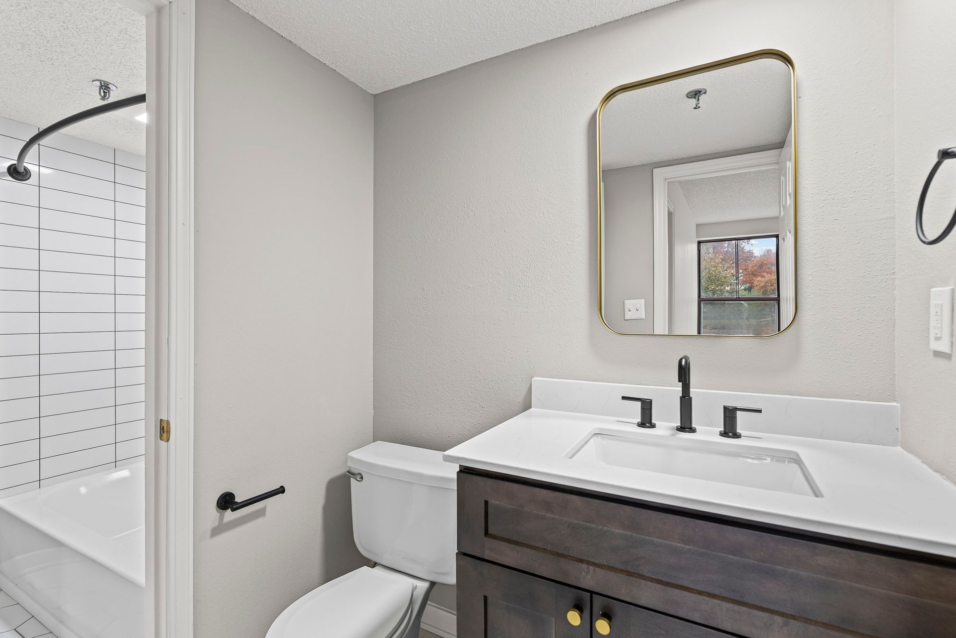 Updated apartment with contemporary design in Kansas City