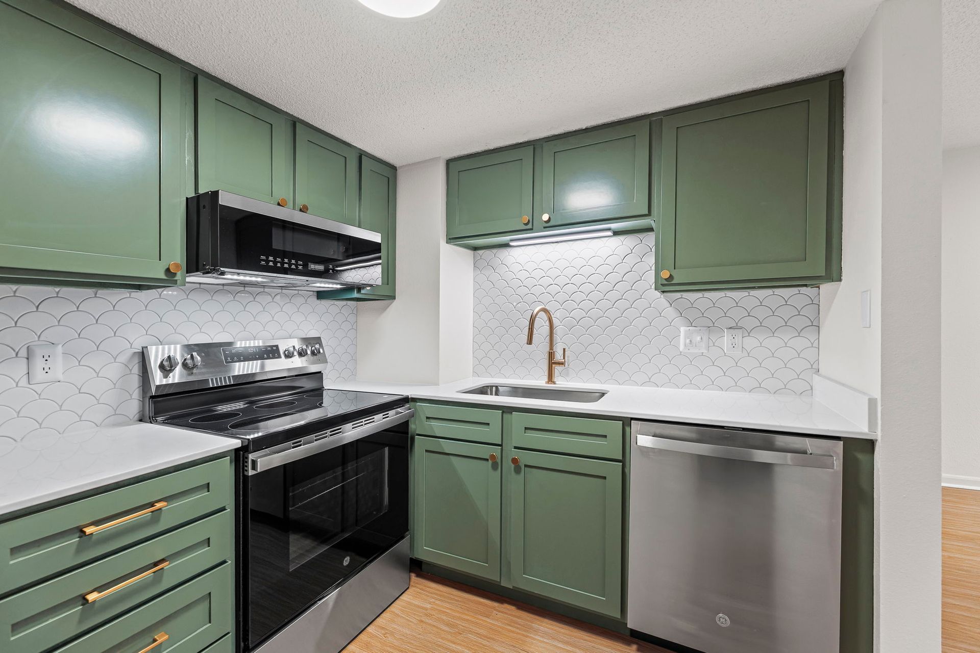 Stylish newly renovated apartment near the Country Club Plaza