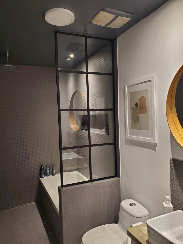 Une salle de bain avec WC, lavabo et baignoire