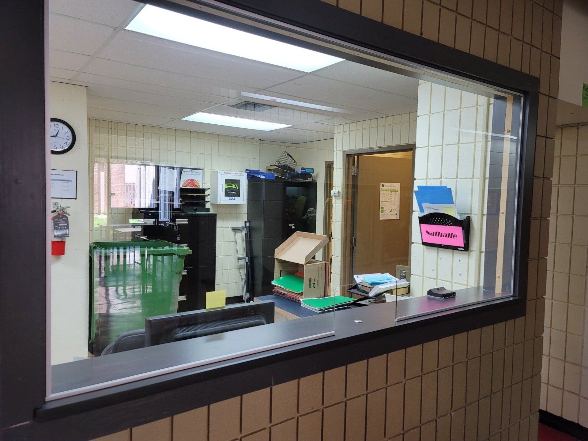 Une vue d'une pièce à travers une fenêtre d'un bâtiment.