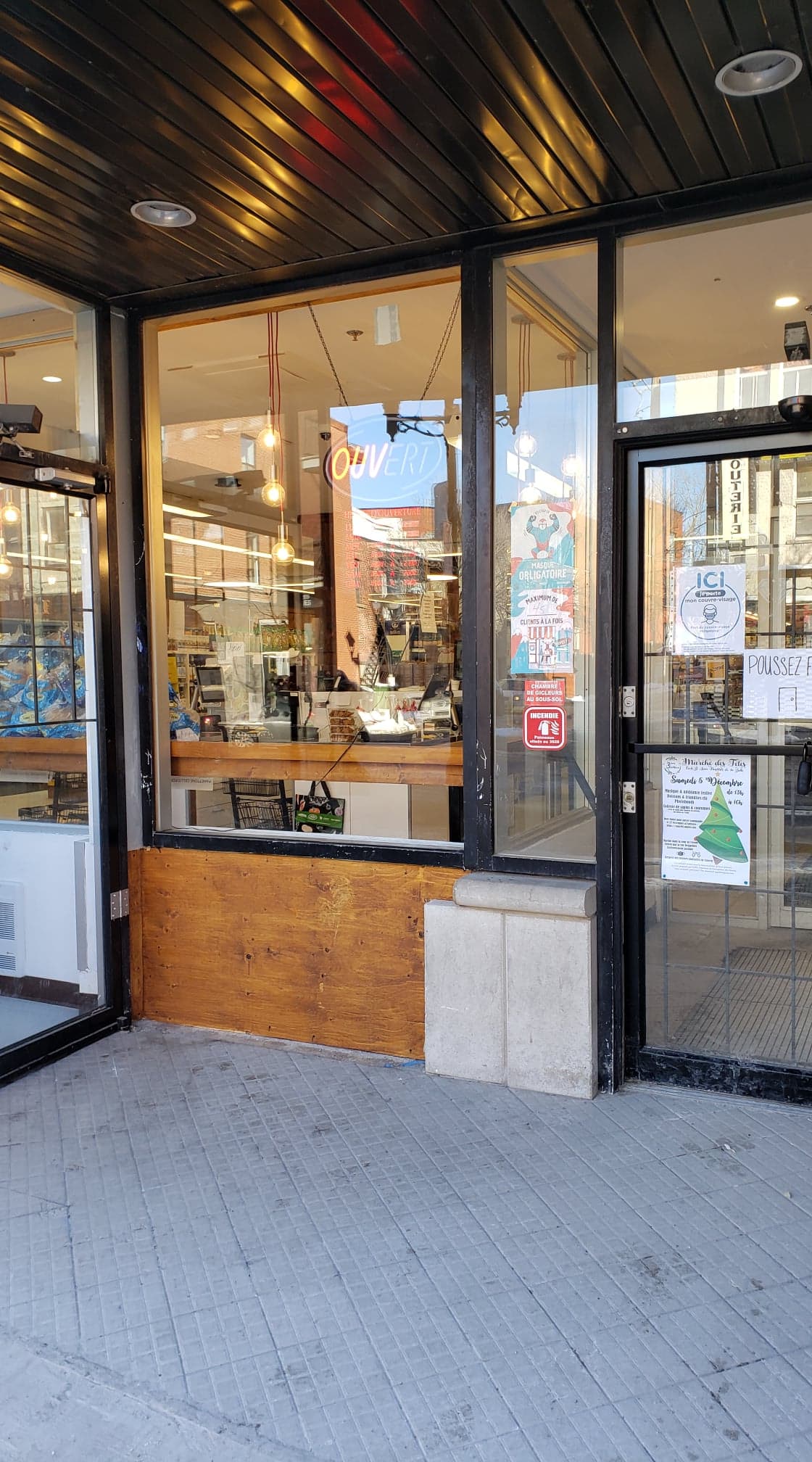 Une devanture de magasin avec une barrière en bois devant.