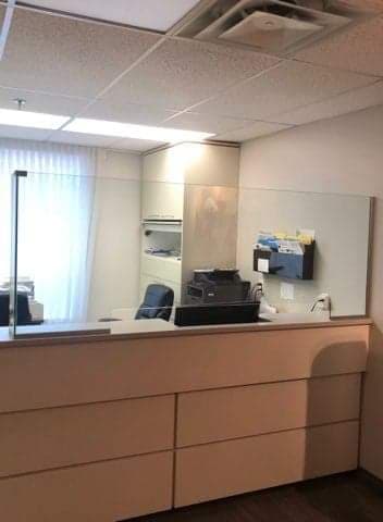 Un espace d'accueil avec un comptoir et un miroir.