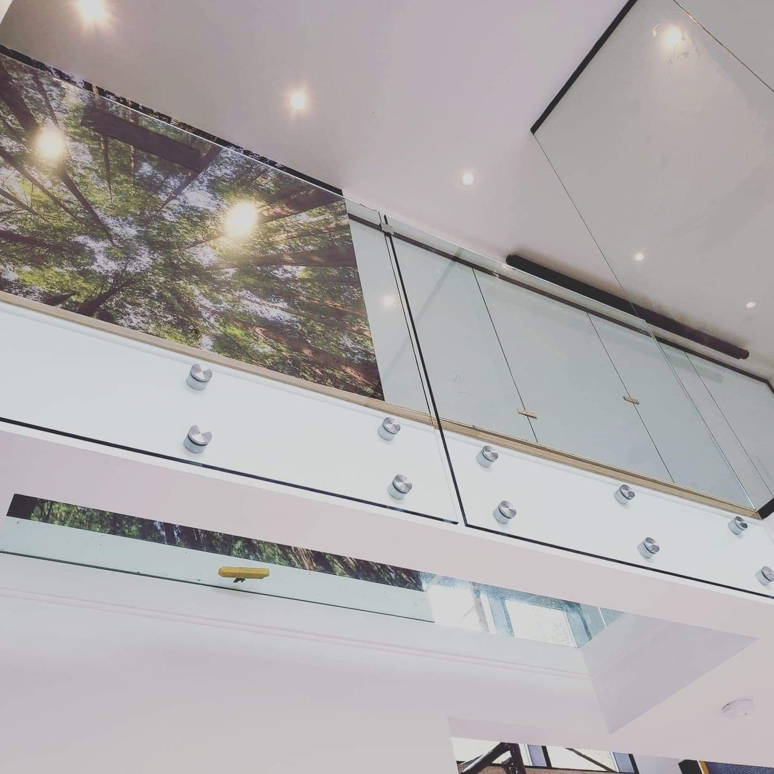 Regardant vers le haut d'un balcon avec une image d'arbres au plafond