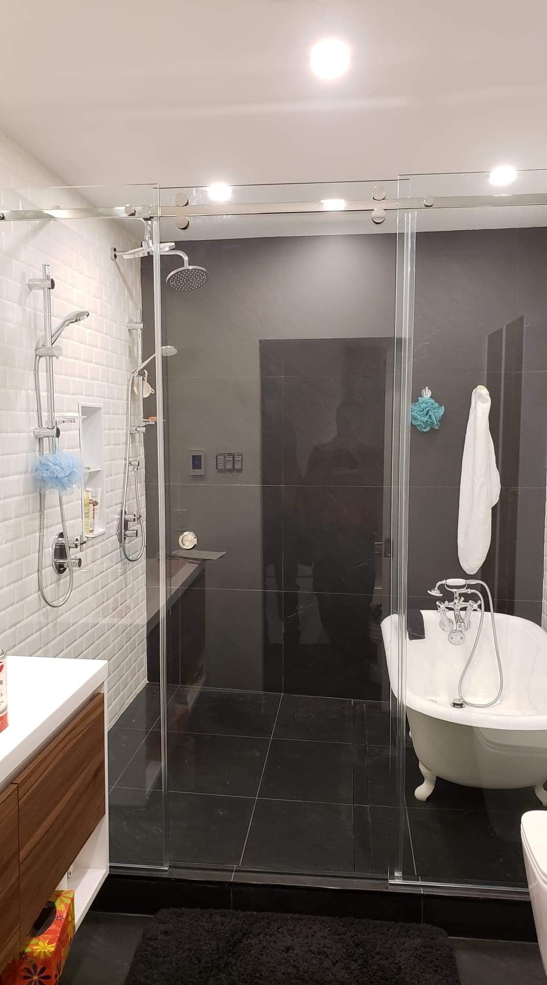 Une salle de bain avec douche à l'italienne, baignoire, WC et lavabo.