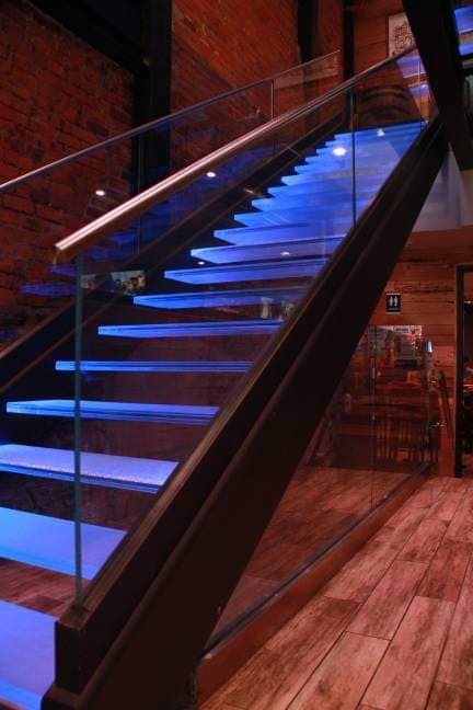 Un escalier avec des lumières bleues sur les marches