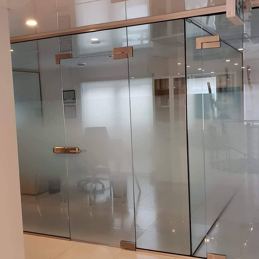 Une pièce avec beaucoup de portes vitrées et une chaise dedans.