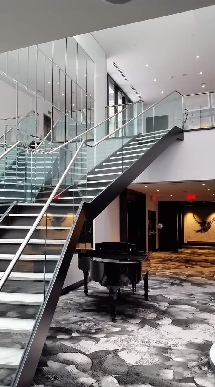 Un piano à queue se trouve au milieu d'un escalier