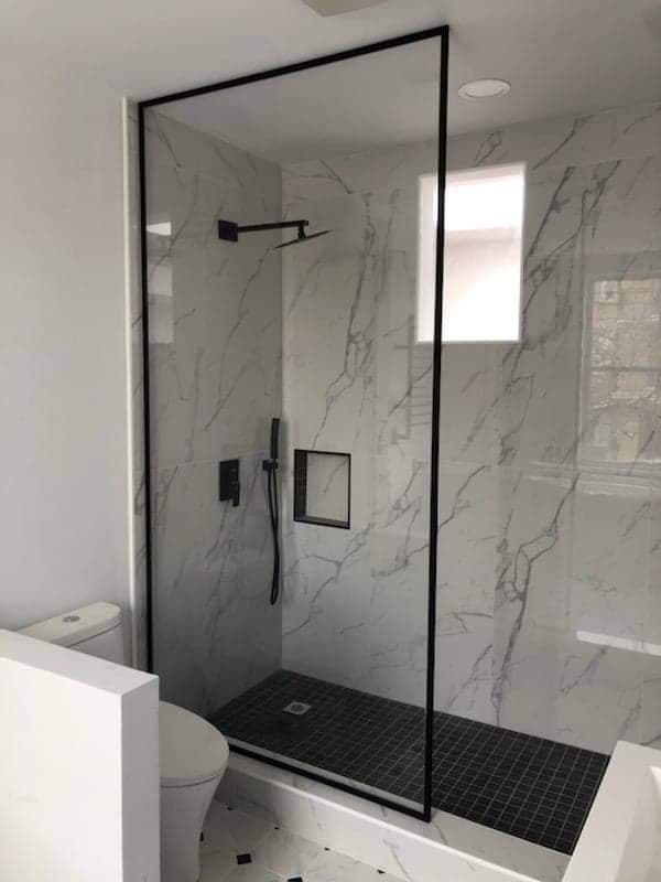 Une salle de bain avec douche à l'italienne et un WC.