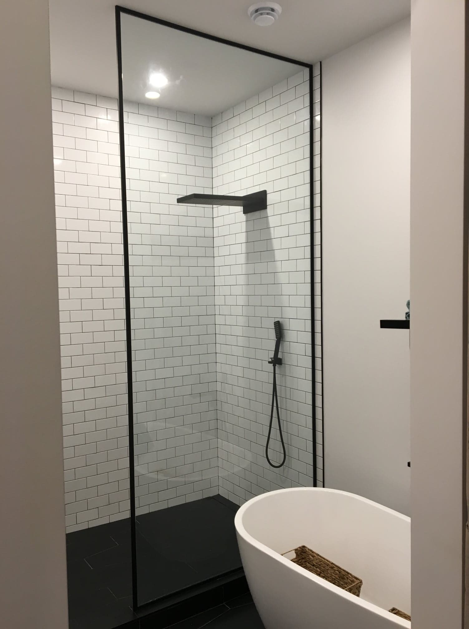 Une salle de bain avec une douche à l'italienne et une baignoire